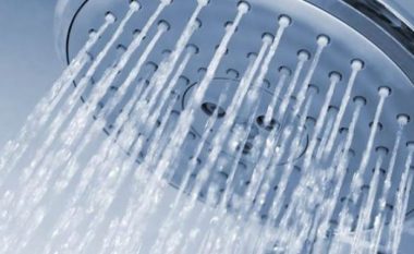 A mund të ndihmojë dushi i ftohtë në humbjen e peshës?