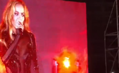 Rita Ora “çon në peshë” të pranishmit në “Sheshin Skendërbej”, kërcen vallen e Tropojës (VIDEO)