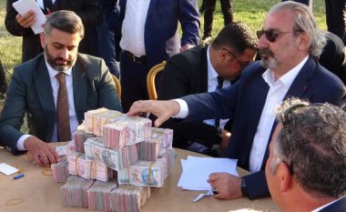 Çmenduri në dasmën turke, dhëndrit i hedhin 230 mijë euro, nusja merr 5 kg flori