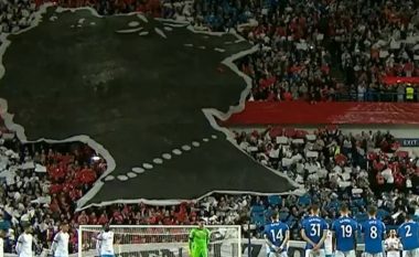 “Zot ruaj mbretëreshën”, tifozët e Rangers prekin me koreografinë gjatë ndeshjes me Napolin (FOTO LAJM)