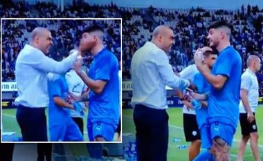 Pamje virale dhe të shëmtuara, trajneri i Izraelit godet me shuplakë lojtarin e tij (VIDEO)