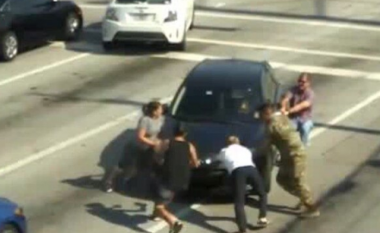 Gruas i bie të fikët në timon, momenti kur qytetarët dalin para makinës dhe e ndalojnë (VIDEO)