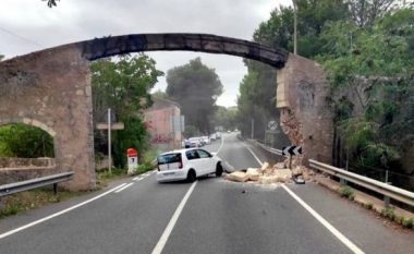 Çifti gjerman aksidentohen në Spanjë, prishin urën historike dhe përfundojnë në polici