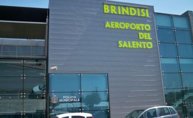 Çifti shqiptar tentoi të fluturojë drejt Londrës me dokumente false, arrestohen në Brindisi