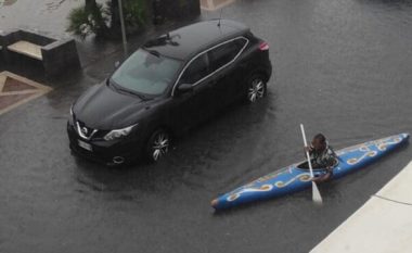 Përmbytjet në Itali, qytetari shkon të votojë me kanoe (VIDEO)
