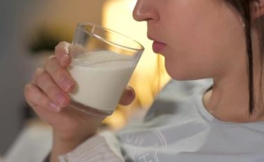 Pse duhet të pimë një gotë qumësht para se të flemë