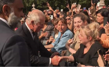 Mbreti i ri Charles III përshëndet popullin britanik para Pallatit Buckingham