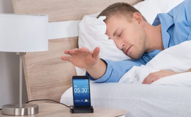 Shtypni gjithmonë butonin “snooze” të alarmit? Kur të mësoni pse është e rrezikshme, do të çoheni menjëherë nga shtrati