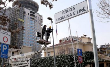 Qeveria shqiptare emërtoi rrugën përballë saj “Ukraina e Lirë”, Ambasada ruse në Tiranë transferohet në Bathore