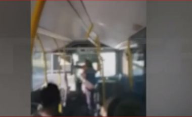 Kaos në autobus, plas grushti mes pasagjerit dhe shoferit (VIDEO)