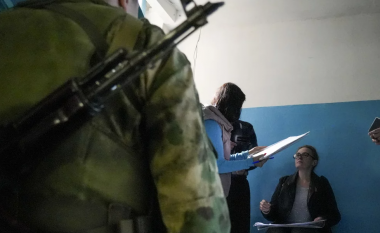 Votimi në referendumet e rremë, rusët po kërcënojnë me armë ukrainasit