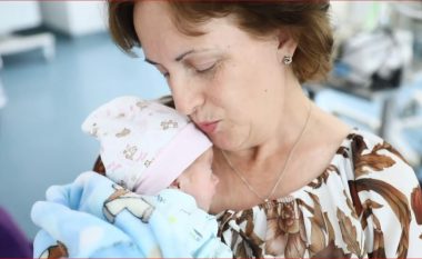 MREKULLI/ 52-vjeçarja nga Prishtina bëhet nënë për herë të parë, sjell në jetë vogëlushen në maternitetin “Koço Gliozheni”