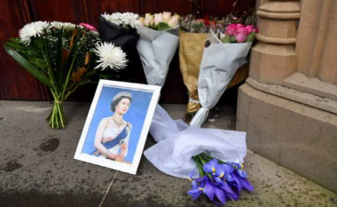 Bota vajton për Mbretëreshën Elizabeth II, mijëra qytetarë vendosin lule në ambasada dhe katedrale (FOTO LAJM)