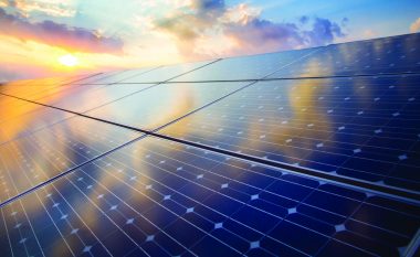Qeveria i bën hije energjisë diellore, si po zvarriten procedurat për fotovoltaikët