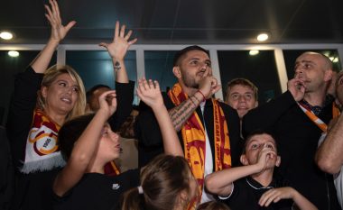 Icardi pritet si “mbret”, tifozët e Galatasaray “pushtojnë” rrugët (VIDEO)
