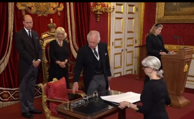 Po firmoste dokumentet, Mbreti Charles III irritohet me stafin, kjo është arsyeja (VIDEO)