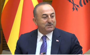 “Të zgjidhet çështja e targave”, Ministri i Jashtëm turk flet për Kosovën në Beograd