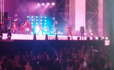 Rita Ora elektrizon skenën në sheshin “Skënderbej”, vëmendje merr dhe veshja e saj (VIDEO)