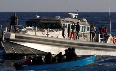 Fundosja e një varke në brigjet e Tunizisë, 8 emigrantë të vdekur, 15 të zhdukur