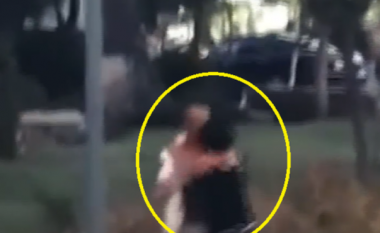 Gruaja rreh burrin në mes të Sarandës, asnjë nuk ndërhyn (VIDEO)