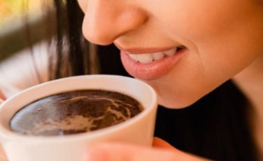 A mund të pish kafe pa zverdhur dhëmbët? Dentistët zbulojnë 2 mënyra