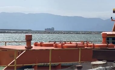 Mbërrin në Portin e Vlorës dy nga anijet që do prodhojnë energji elektrike