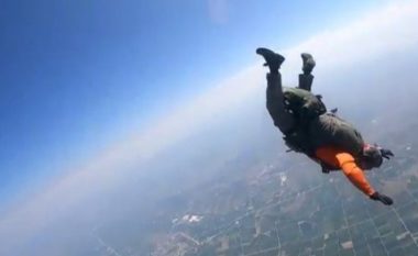 Hera e parë pas 30 vjetësh, efektivi i FA hidhet me parashutë gjatë stërvitjes (VIDEO)