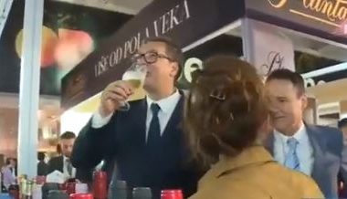 Vuçiç bëhet “tapë” në panairin e verërave në Beograd, momenti kur këshilltarja tenton t’i heqë gotën por ai refuzon (VIDEO)