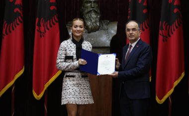 Rita Ora në Tiranë, Begaj e dekoron me titullin “Naim Frashëri” (FOTO LAJM)