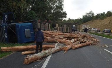 Tragjike në Brazil! Drurët e kamionit bien mbi makinë, vdesin 4 persona