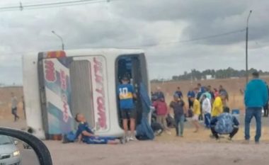 Boca Juniors: Autobusi përmbyset, një tifoz humb jetën dhe disa të plagosur