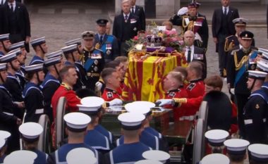 Arkivoli i Mbretëreshës Elizabeth II lë Westminster për në Hall Westminster Abbey