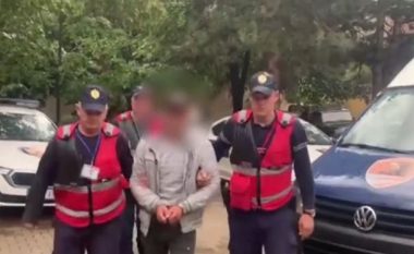 EMRI/ Dy kallashnikovë të fshehur në një banesë dhe municion luftarak, arrestohet 31 vjeçari në Dibër