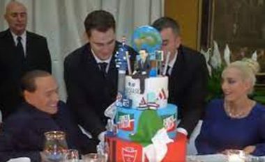 Me familjarët e pranishëm dhe tortën gjigande, Silvio Berlusconi feston 86-vjetorin e lindjes (VIDEO)