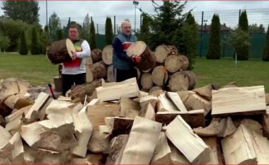 Lukashenko kapet duke çarë dru: Do ndihmojmë Europën mos të vdesë nga i ftohti këtë dimër (VIDEO)