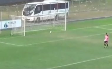 Pamje virale nga brazili ku shënohet autogol me dashje, klubi shkarkon dy lojtarë (VIDEO)