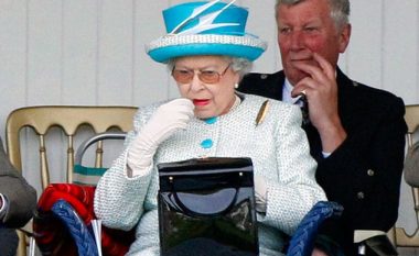 Sinjalet sekrete të Mbretëreshës Elizabeth, çfarë donte të tregonte kur lyhej në publik me buzëkuq