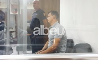 Përshëndet me dorë mediat, nis masa e sigurisë për Arsen Muskurtin: Vrau vëllain dhe kunatën në Tiranë (VIDEO)