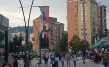 Serbët festojnë në rrugët e Veriut të Kosovës, kjo është arsyeja