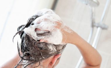 Vendosni 2 herë shampo në flokë? Kujdes! Ky është gabimi më i madh që bëni gjatë larjes