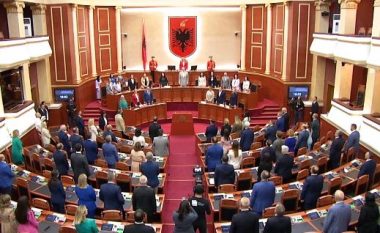 LIVE/ Nis sesioni i ri parlamentar, deputetët në këmbë respektojnë himnin