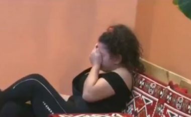 “Konkurrentja u rrah me shapkë kokës”, ndërpritet programi televiziv në Kosovë (VIDEO)