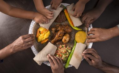 Ngrënia e ushqimet me duar, çfarë fshihet pas kësaj tradite?