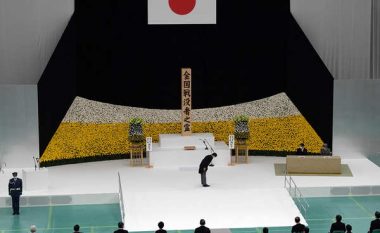 Japonia nderon Aben, teksa varrimi shtetëror nxit protesta