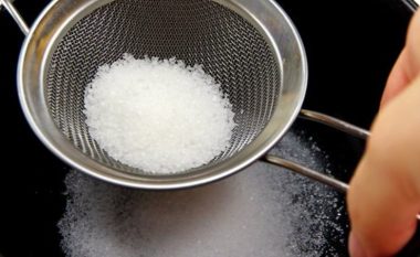 E keni provuar ndonjëherë të përzieni kripën dhe sheqerin? Quhet bateri për trupin dhe ja si konsumohet