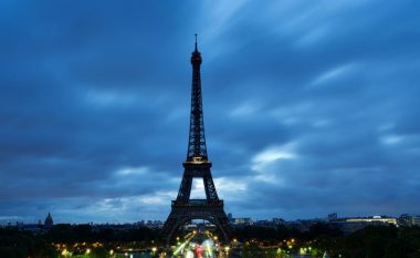 Vdekja e mbretëreshës, Kulla Eiffel fik dritat në shenjë zie