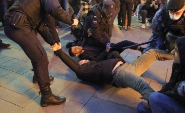 Protesta në Rusi kundër mobilizimit, arrestohen më shumë se 1,000 persona