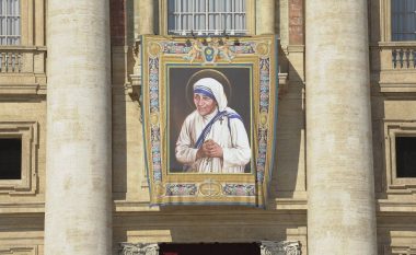 Papa Françesku njohu dy mrekullitë e saj, përkujtohet sot 6 vjetori i shenjtërimit të Nënë Terezës