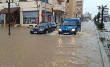 Përmbytjet në veri, prurjet e mëdha rrezikojnë banesat në Dragobi, bllokohet një rrugë në Kukës