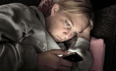 Nomophobia: Frika për të qëndruar larg telefonit! Shenjat që tregojnë rrezik